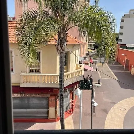 Отель De La Pinede 3*